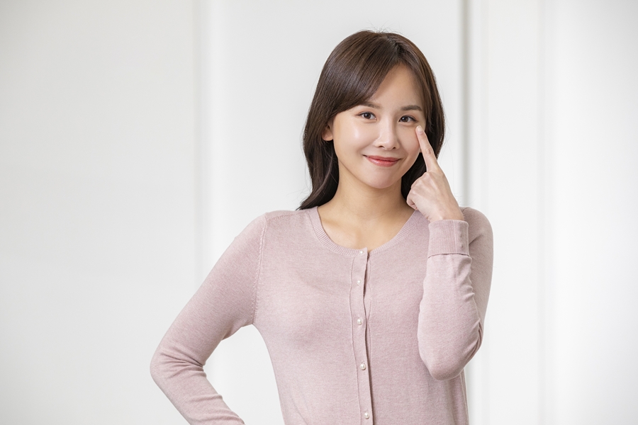 눈가리키는여성